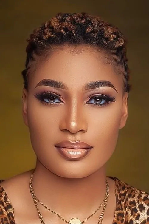 Stephanie Tum interpretando a Miss Tosangeng