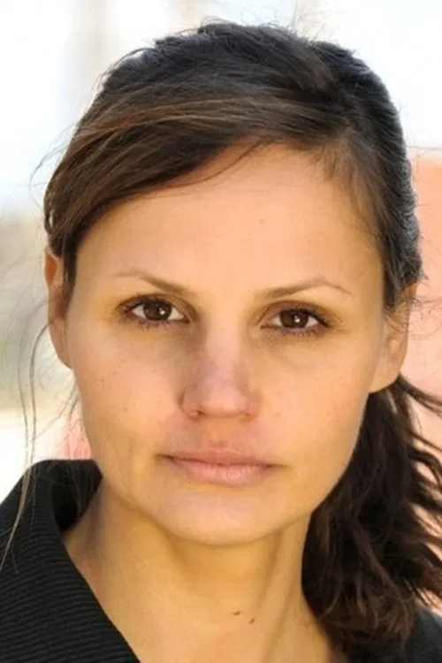 Stephanie Voit interpretando a Milli