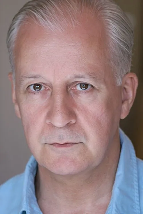 Stephen Brennan interpretando a Briain