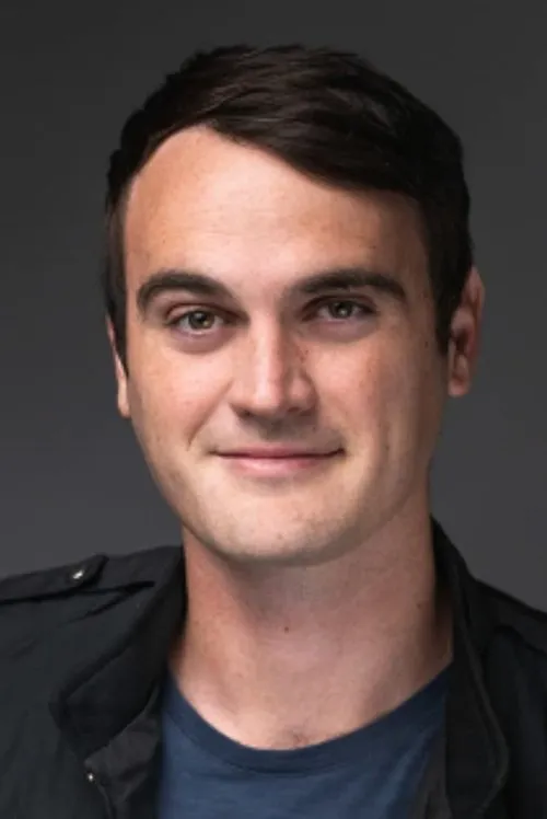 Stephen Hedger interpretando a Asher