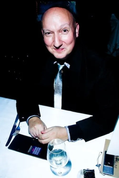 Stephen Jones interpretando a Self