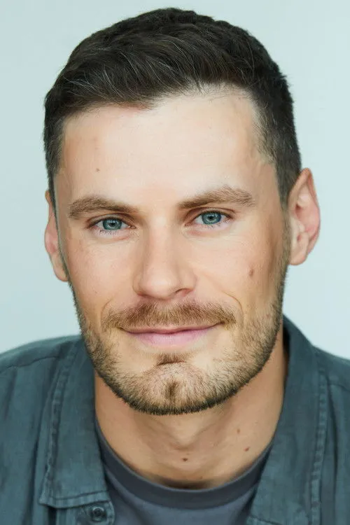 Stephen Madsen interpretando a Achilles