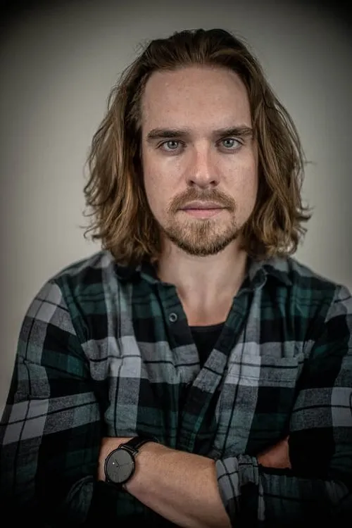 Stephen Michael Spencer interpretando a Caska / Plebeian / Ensemble