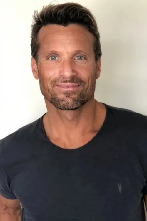 Stephen Muzzonigro interpretando a Contractor