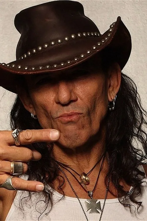 Stephen Pearcy interpretando a Self