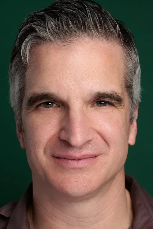 Stephen Radochia interpretando a Graham Morris