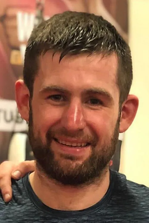 Stephen Sayers interpretando a Self