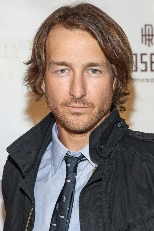 Stephen Sullivan interpretando a Kay