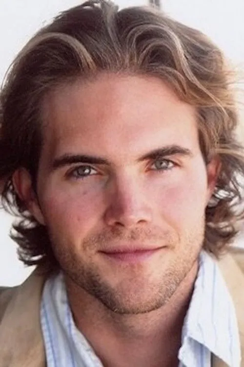 Stephen Weigand interpretando a Riske's assistant