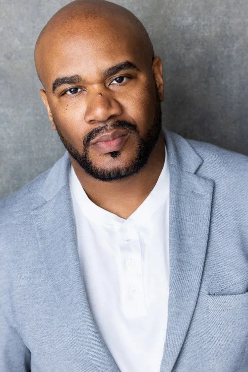Sterling Morse Jr. interpretando a Officer Watson