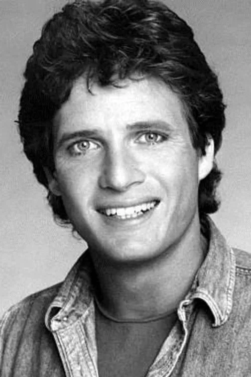 Steve Bond interpretando a Joey Murkil