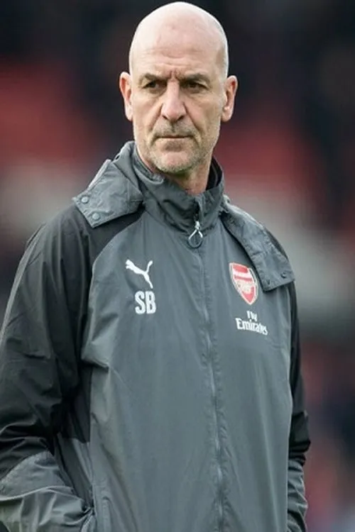 Steve Bould interpretando a