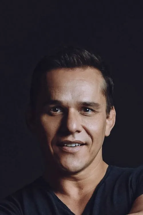 Catherine Sutherland ha trabajado con Steve Cardenas en 4 ocasiones