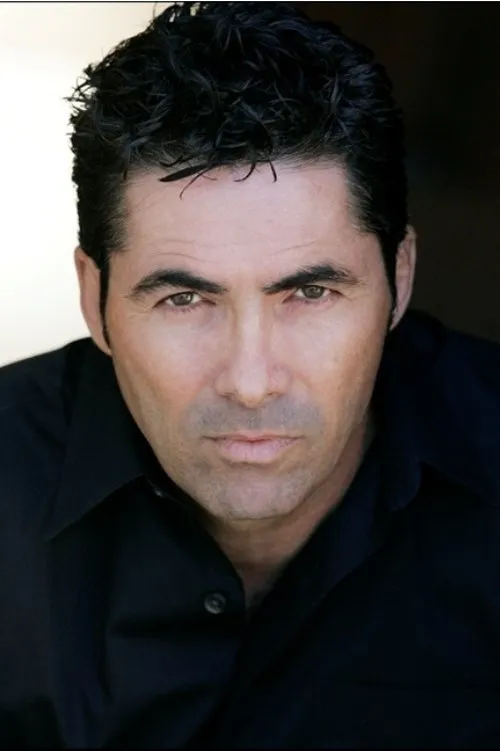 Steve Daron interpretando a Joe