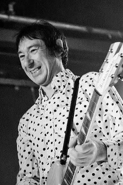 Steve Diggle interpretando a Self