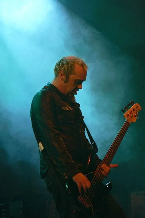 Steve Edmondson interpretando a Self - Bass Guitarist