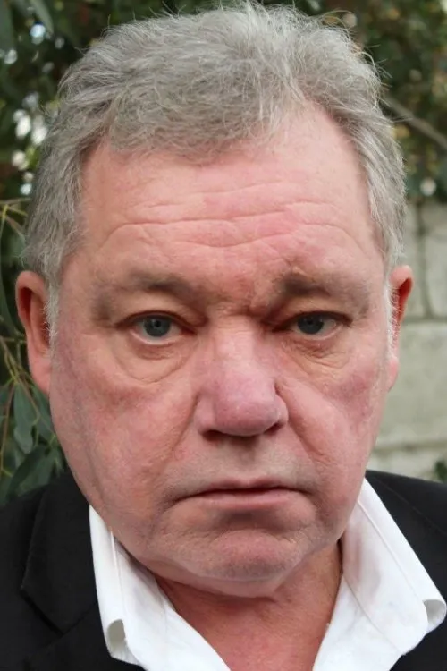 Steve Garti interpretando a Jim