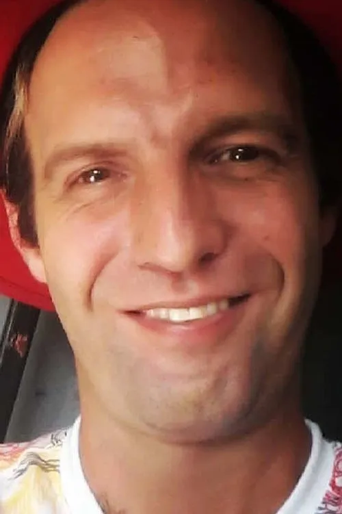 Steve Gendron interpretando a Laurent St-Pierre