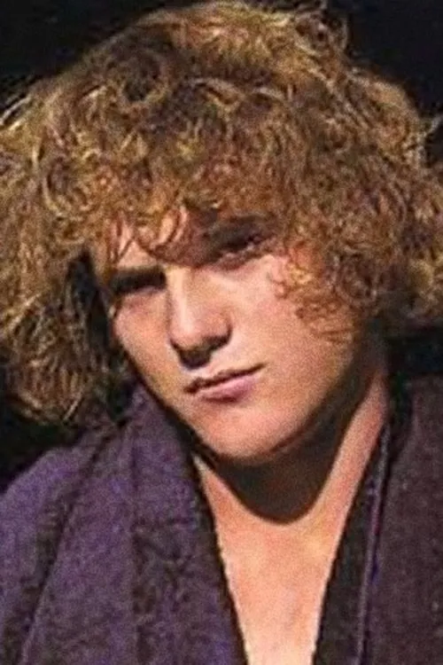 Steve Grant interpretando a (archive footage)