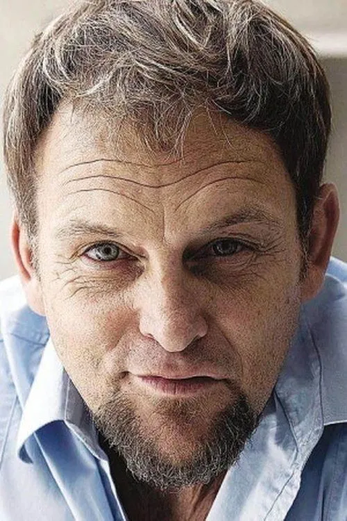Steve Hofmeyr interpretando a Lukas van Staden