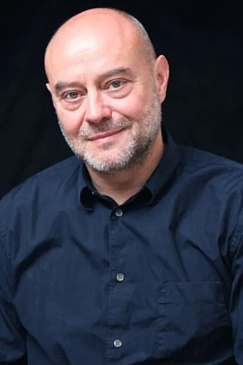 Steve Karier interpretando a 