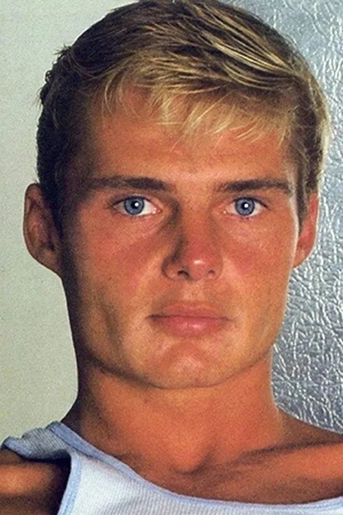 Steve Kaye interpretando a Two