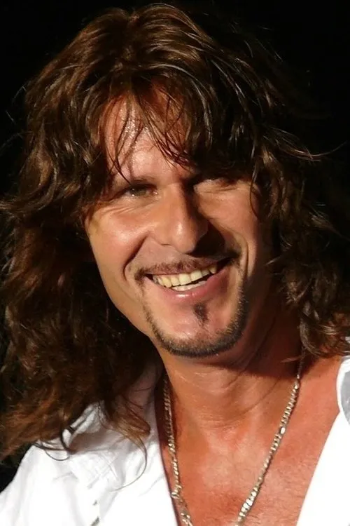 Steve Lee interpretando a Self - Vocals