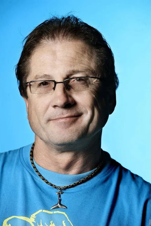 Steve Lichtag interpretando a