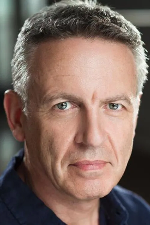 Steve Lorrigan interpretando a David Hunt