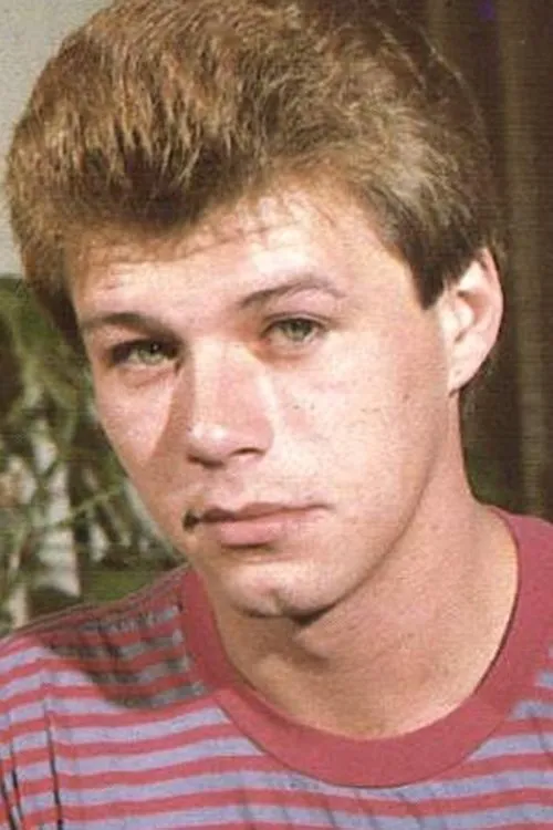 Steve Marlin interpretando a (segment 