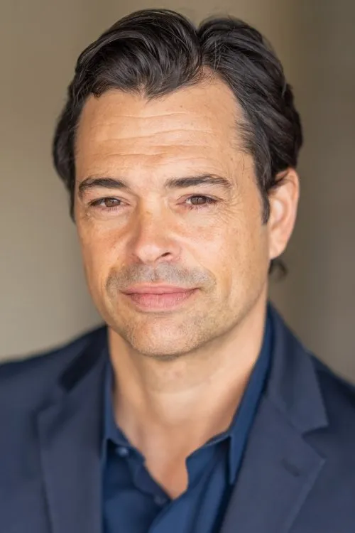 Steve Richard Harris interpretando a Russell Brody