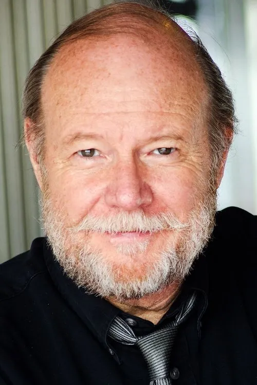 Steve Sealy interpretando a Ron