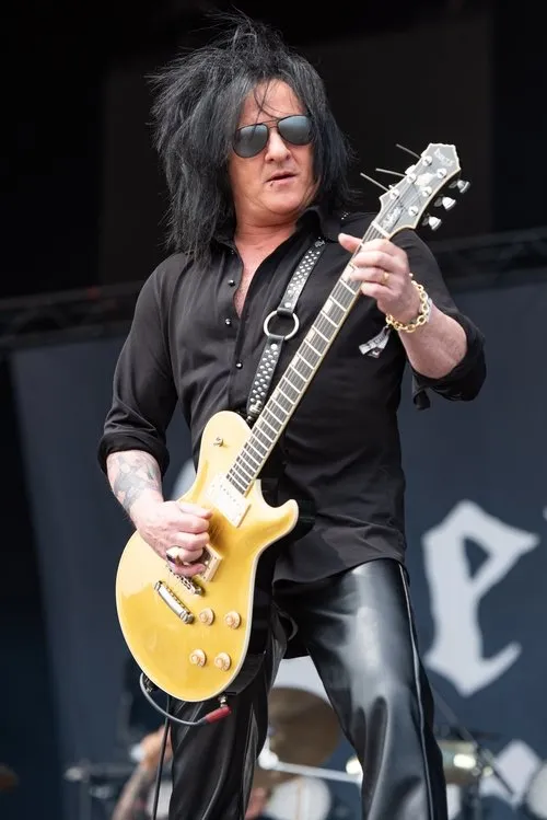 Steve Stevens interpretando a Self