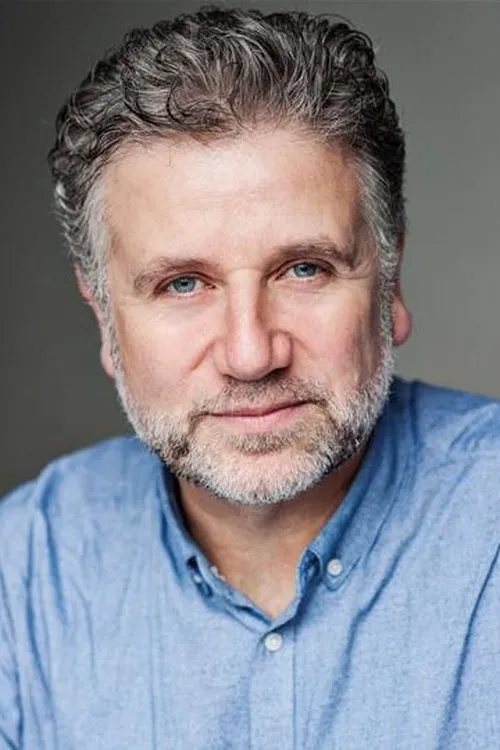 Steve Watts interpretando a Tony McGinley