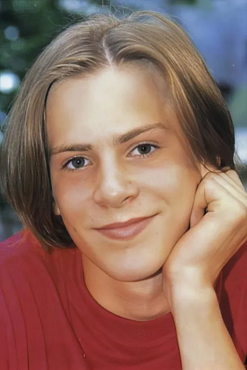 Steven Bennett interpretando a Manuel