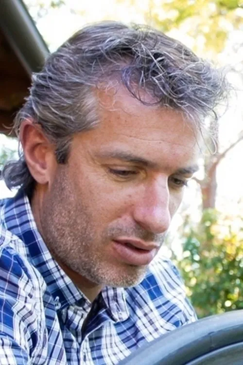 Steven French interpretando a 