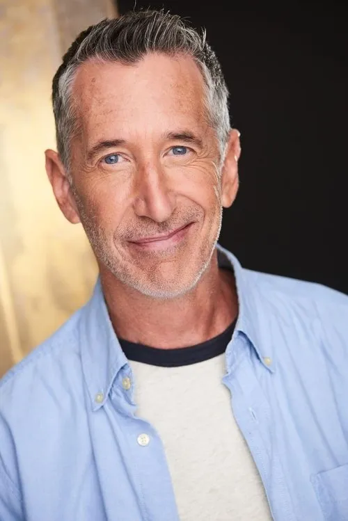 Steven Houska interpretando a Fred Winoker