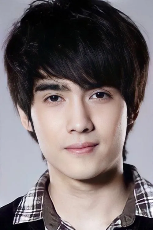 Steven Isarapong Fuhrer interpretando a Man