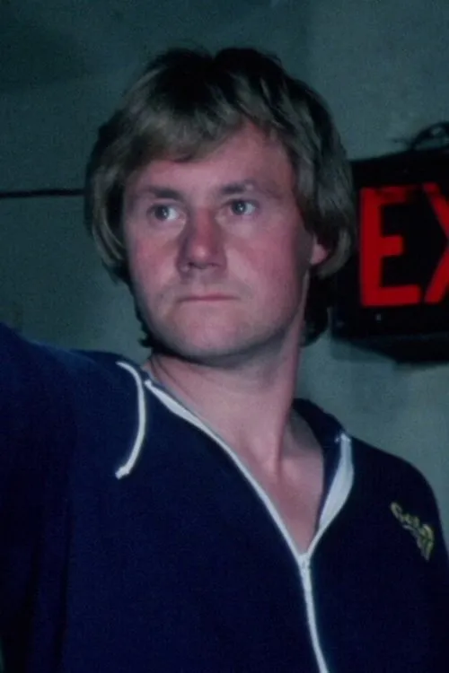 Steven Longhurst interpretando a Father