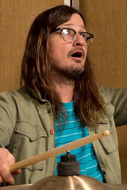 Steven Shane McDonald interpretando a Self