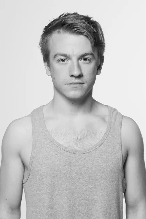 Steven Webb interpretando a Angelo