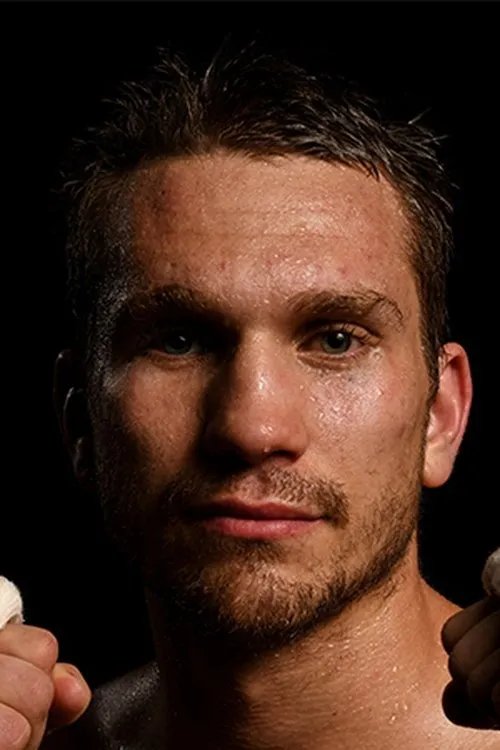 Stevie Spark interpretando a Self