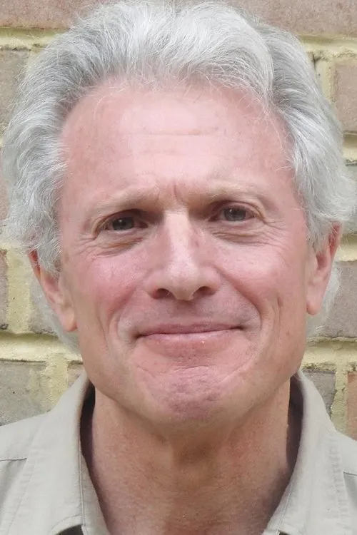 Stewart Moss interpretando a Richard D'Angelo