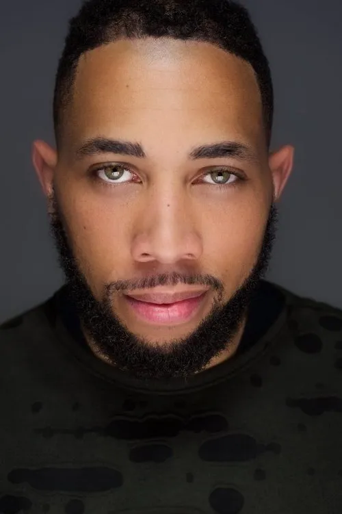 Stéphen Banks interpretando a TC's Entourage (Dancer)