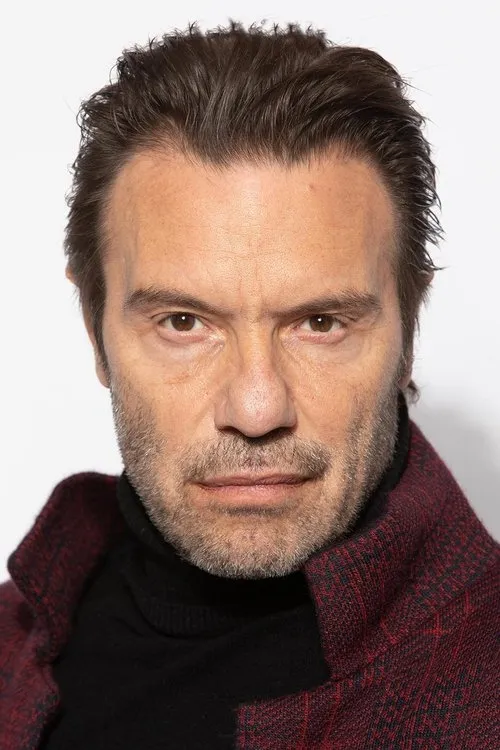 Stratos Tzortzoglou interpretando a Alkis