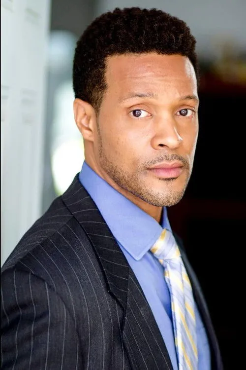 Stu James interpretando a Marcus