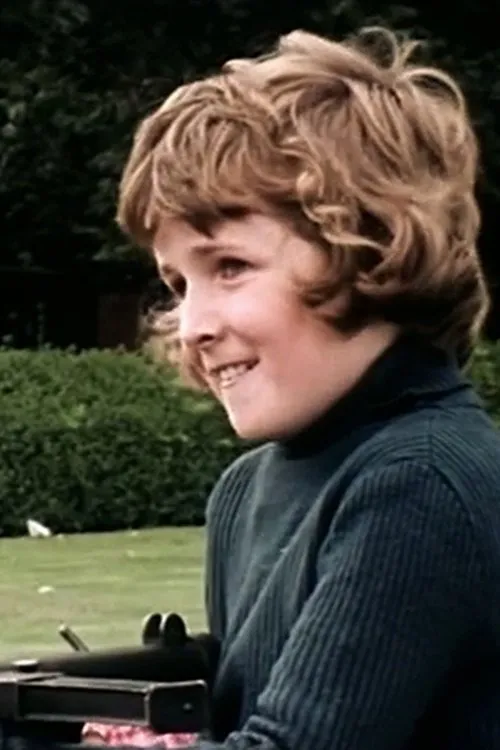 Stuart Elliot interpretando a Stuart