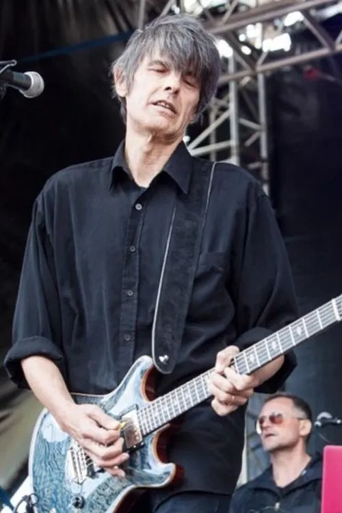 Stuart Fraser interpretando a Self (Guitar)