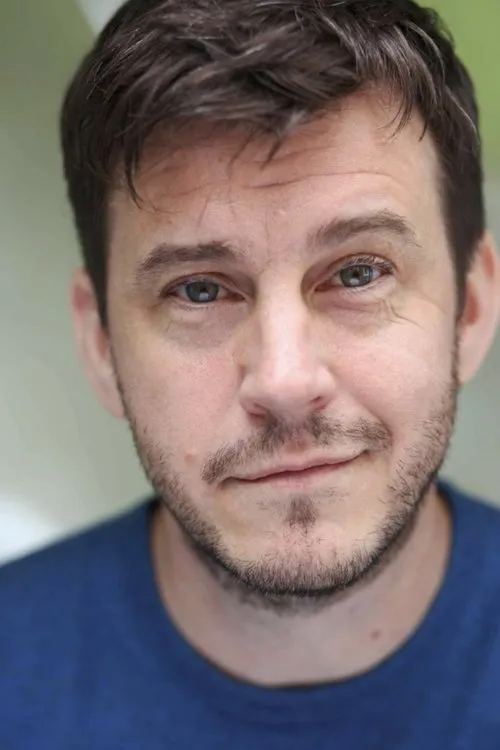 Stuart Mackie interpretando a Matt