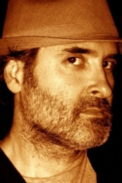 Suat Oktay Senocak interpretando a Doctor